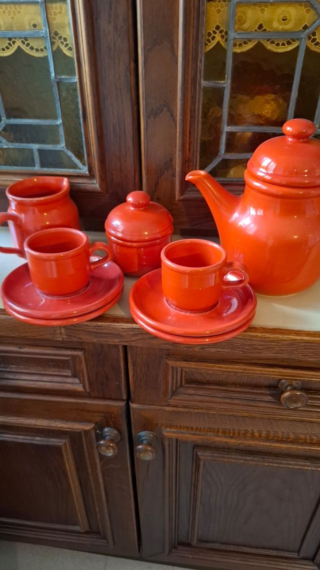 Gioco caffè rosso in ceramica vintage
