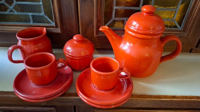 Gioco caffè rosso in ceramica vintage