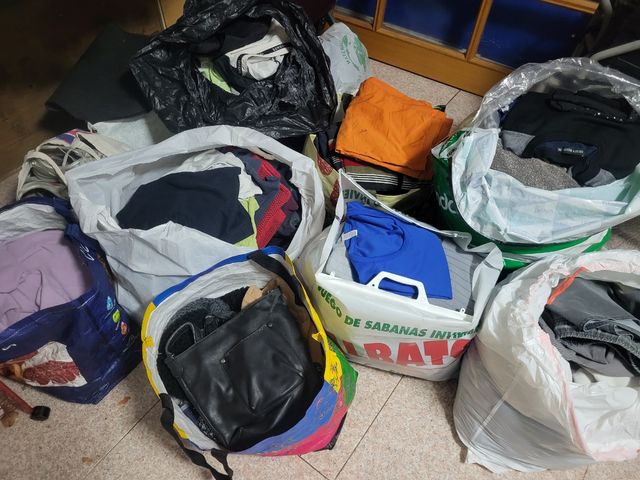 Ropa usada variada de hombre i de mujer.