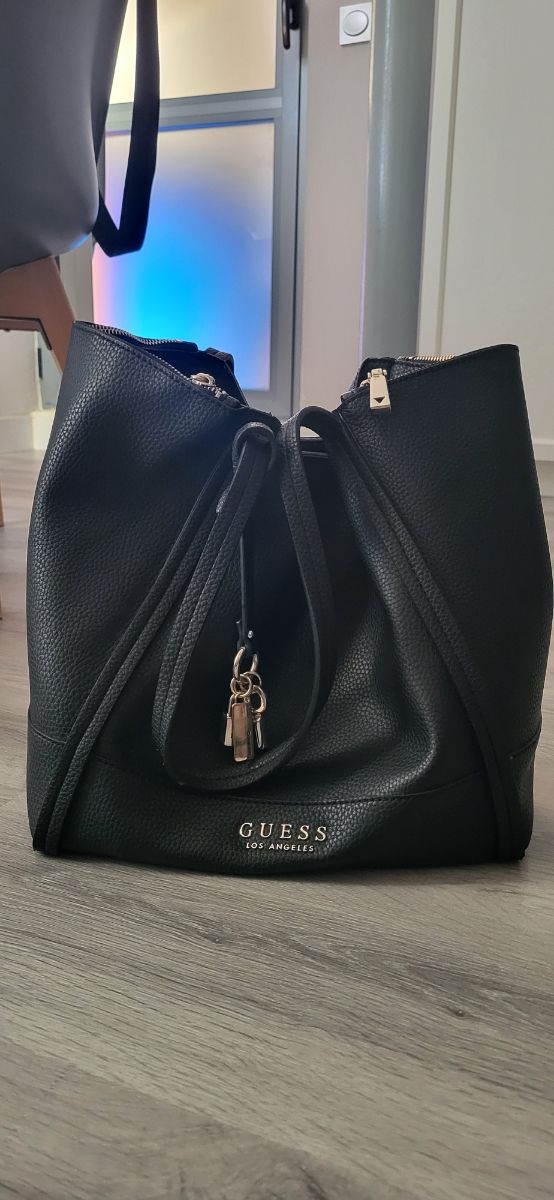 Bolso Guess original negro de hombro y mano.