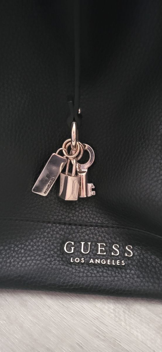 Bolso Guess original negro de hombro y mano.