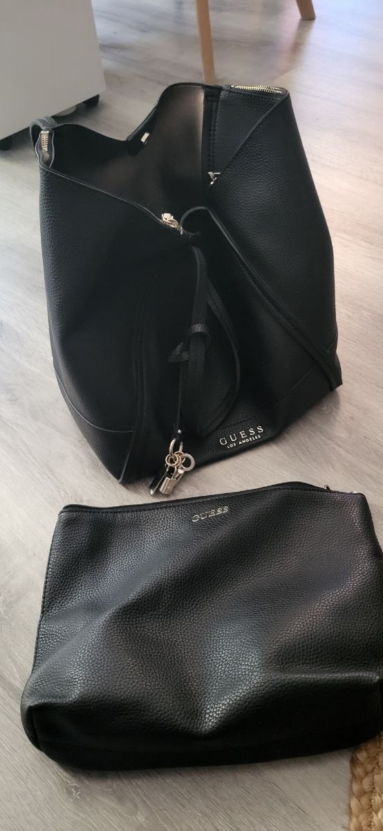 Bolso Guess original negro de hombro y mano.