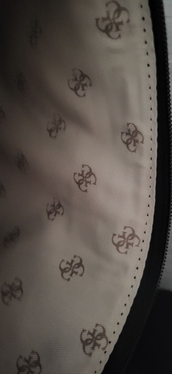 Bolso Guess original negro de hombro y mano.