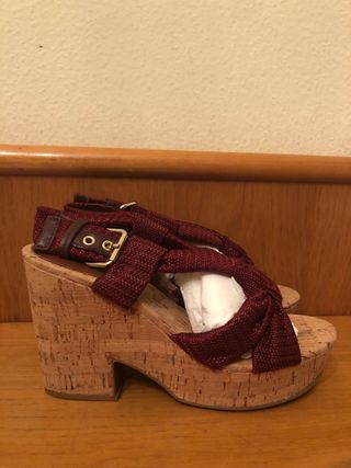 BIMBA Y LOLA- Sandalias cuña rojas 39