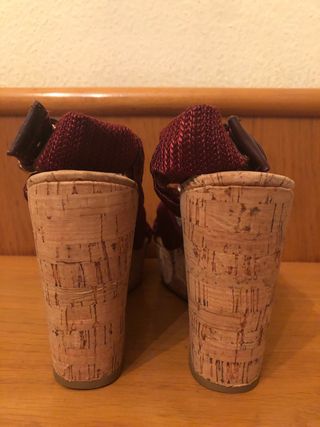 BIMBA Y LOLA- Sandalias cuña rojas 39