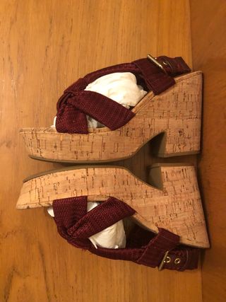 BIMBA Y LOLA- Sandalias cuña rojas 39