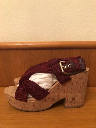 BIMBA Y LOLA- Sandalias cuña rojas 39