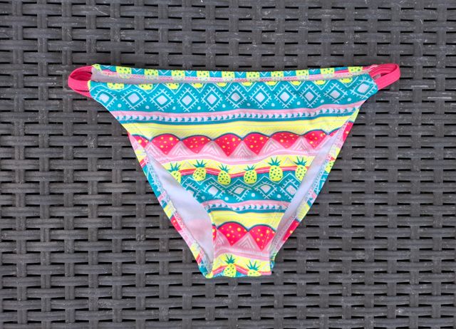 Bikini niña culot, estampado frutas