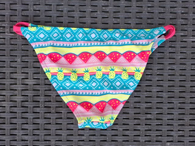 Bikini niña culot, estampado frutas