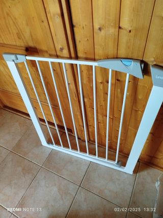 Barrera seguridad bebé Lindam