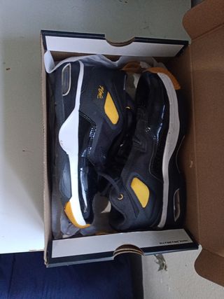 Zapatillas Jordan negras y amarillas