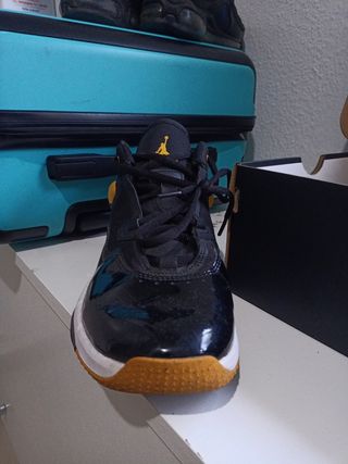 Zapatillas Jordan negras y amarillas