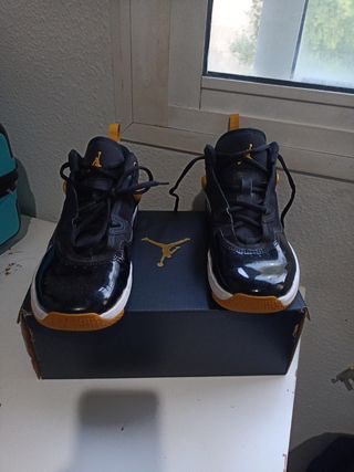 Zapatillas Jordan negras y amarillas