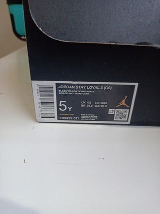 Zapatillas Jordan negras y amarillas