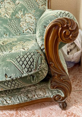 Sofá y sillón Luis XV.  Madera y tela