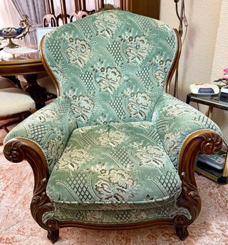 Sofá y sillón Luis XV.  Madera y tela