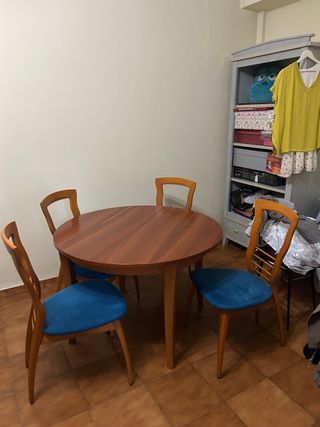 Mesa de comedor extensible de madera + 4 sillas
