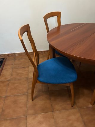 Mesa de comedor extensible de madera + 4 sillas