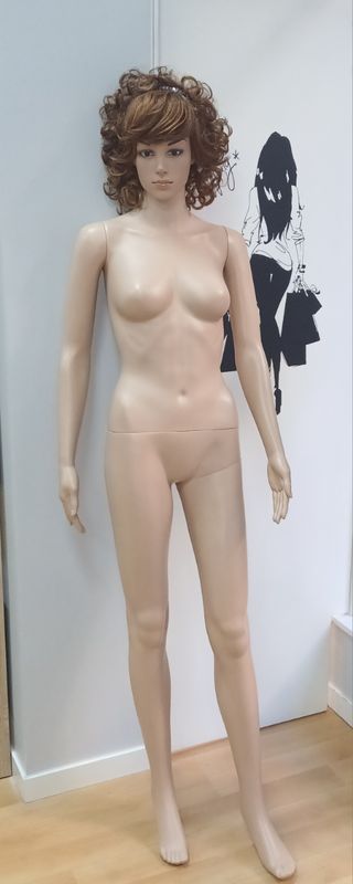 3 Maniquíes de mujer beige