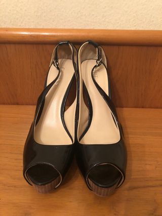 GUESS - Sandalias charol negro tacón 40