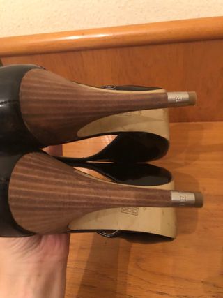 GUESS - Sandalias charol negro tacón 40