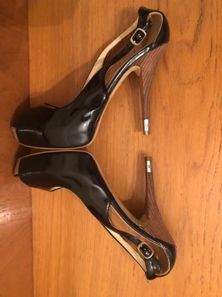 GUESS - Sandalias charol negro tacón 40