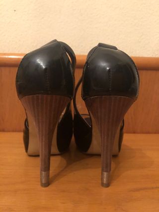 GUESS - Sandalias charol negro tacón 40