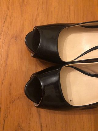 GUESS - Sandalias charol negro tacón 40