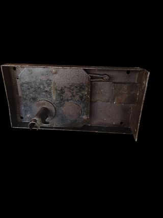Cerradura antigua con llave
