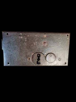 Cerradura antigua con llave