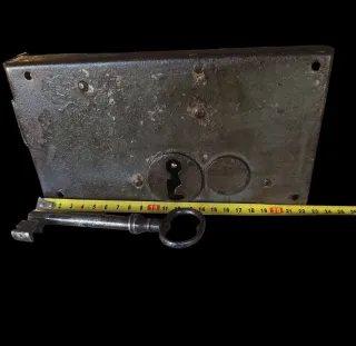 Cerradura antigua con llave