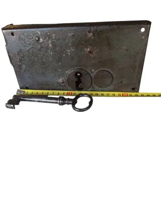 Cerradura antigua con llave