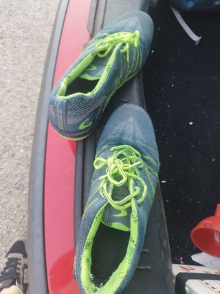 Zapatos de seguridad azules y verdes