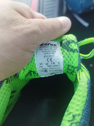 Zapatos de seguridad azules y verdes