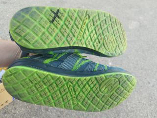 Zapatos de seguridad azules y verdes
