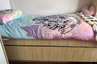 Habitación juvenil/infantil morada y madera clara