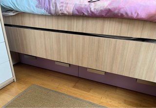 Habitación juvenil/infantil morada y madera clara