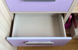 Habitación juvenil/infantil morada y madera clara