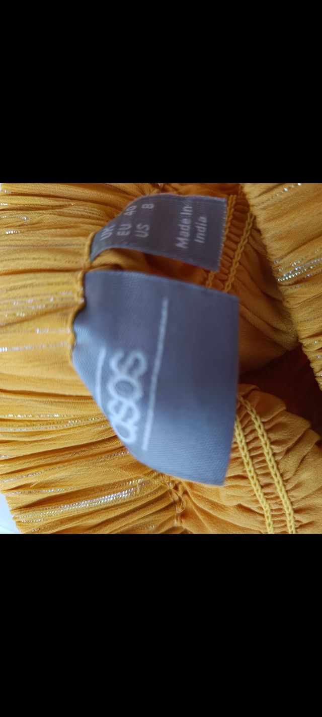 Falda Asos Amarilla con bordes dorados.