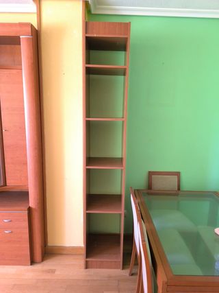 Estantería de madera marrón con 5 estanterias