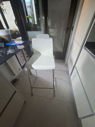 2 Taburetes blancos cocina