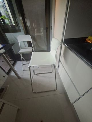 2 Taburetes blancos cocina
