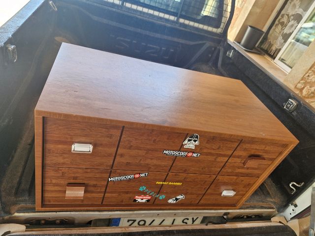 Mueble de madera marrón