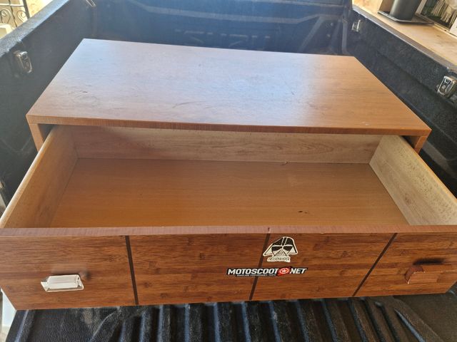 Mueble de madera marrón