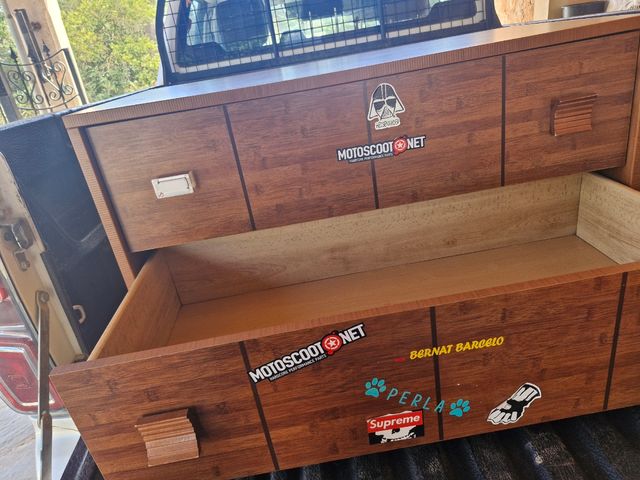 Mueble de madera marrón