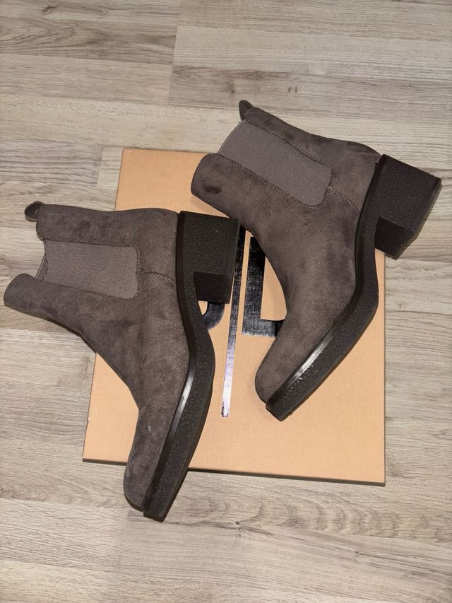 Stivaletti scamosciati marroni