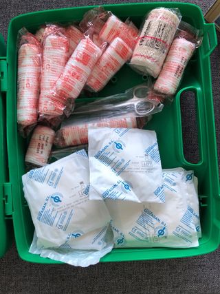 Botiquín primeros auxilios - Verde