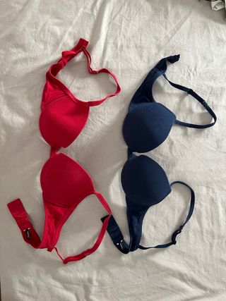 Sujetadores rojos y azules