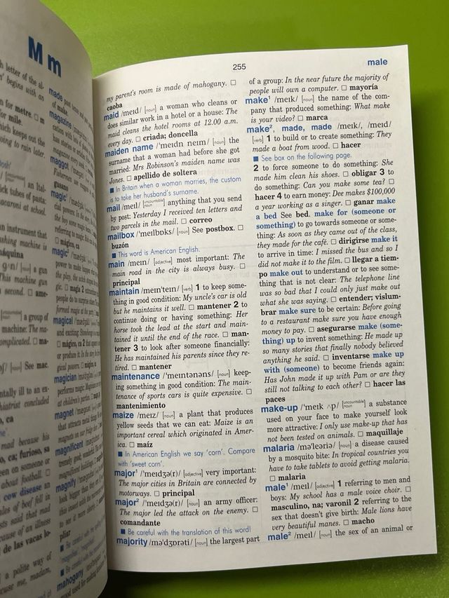 Diccionario de editorial SM de Inglés a Español.