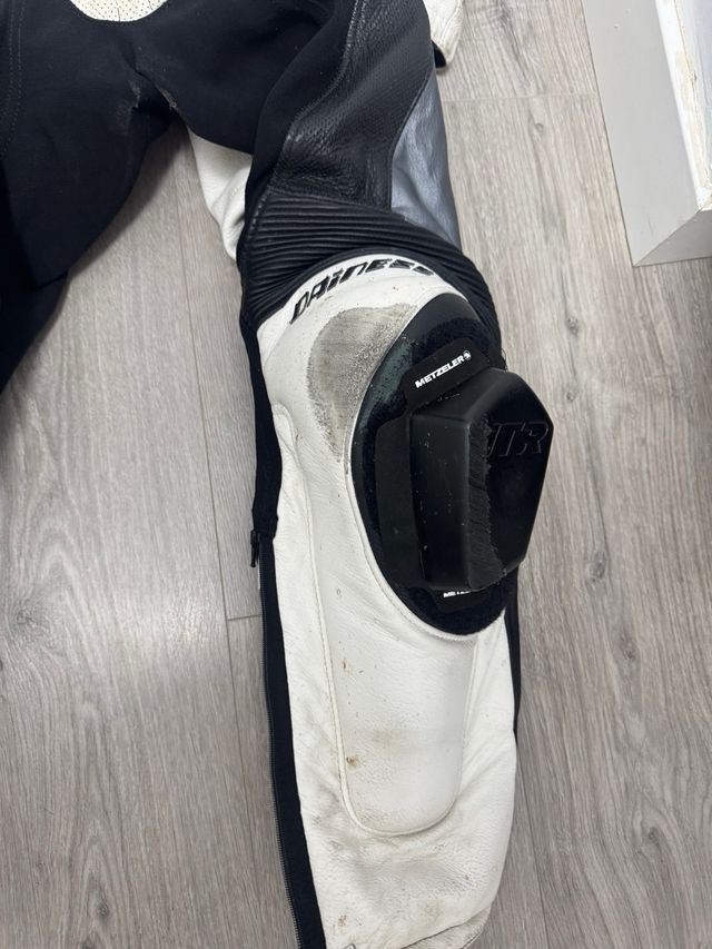 Mono Dainese cuero verano